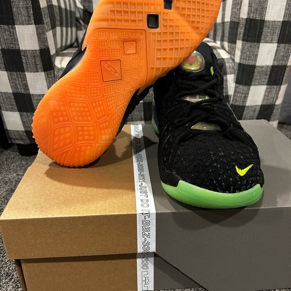 Lebron XVIII size 6.5 “Soundwave” with original box - Picture 11 of 11